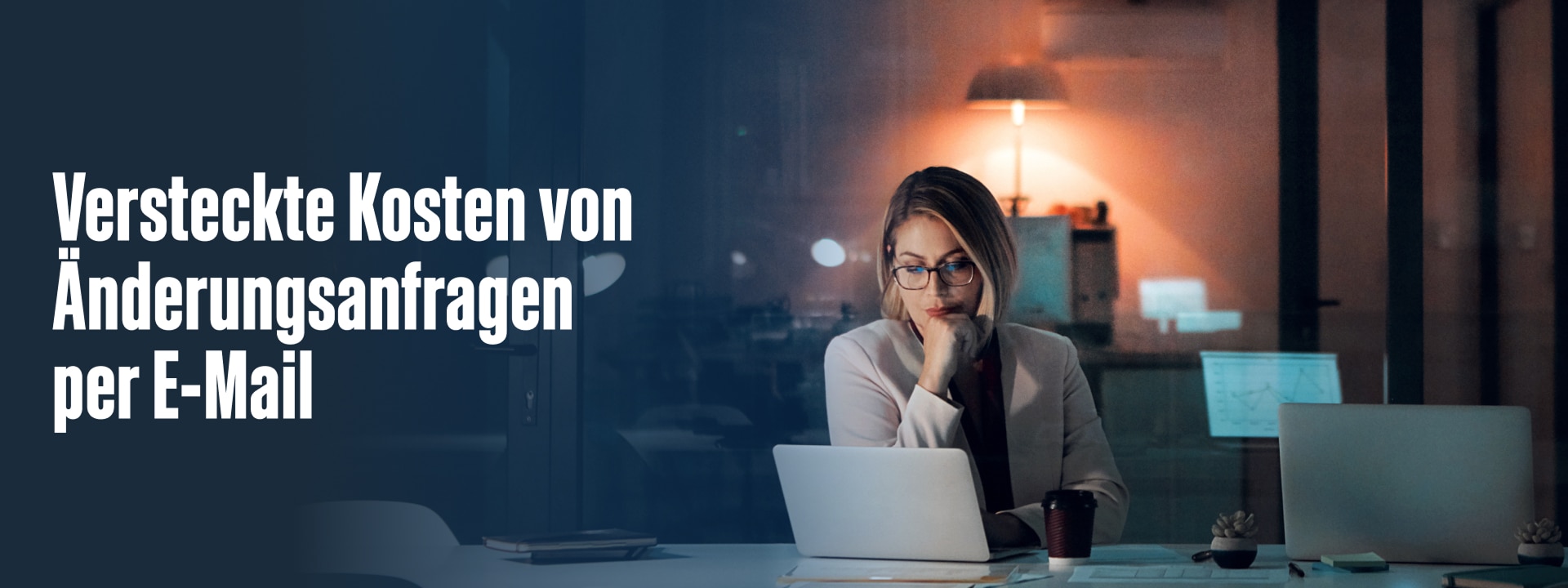A woman sits at a desk in a dimly lit office, looking at her laptop. Text in German on the left reads: Versteckte Kosten von Änderungsanfragen per E-Mail..
