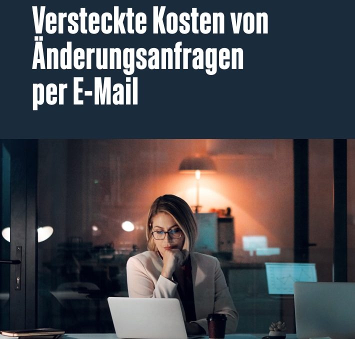 A woman works at a desk with a laptop in an office at night. Text above reads, Versteckte Kosten von Änderungsanfragen per E-Mail..